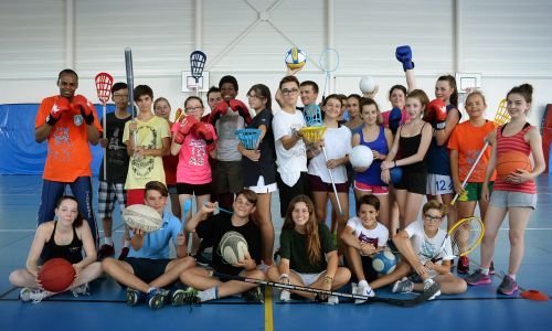 Campamentos de verano en el extranjero - estudiantes practicando deportes
