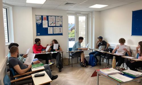 Cursos de idiomas en el extranjero - estudiantes en el aula aprendiendo inglés en Londres
