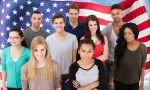 Año escolar en USA - estudiante de intercambio frente a la bandera estadounidense